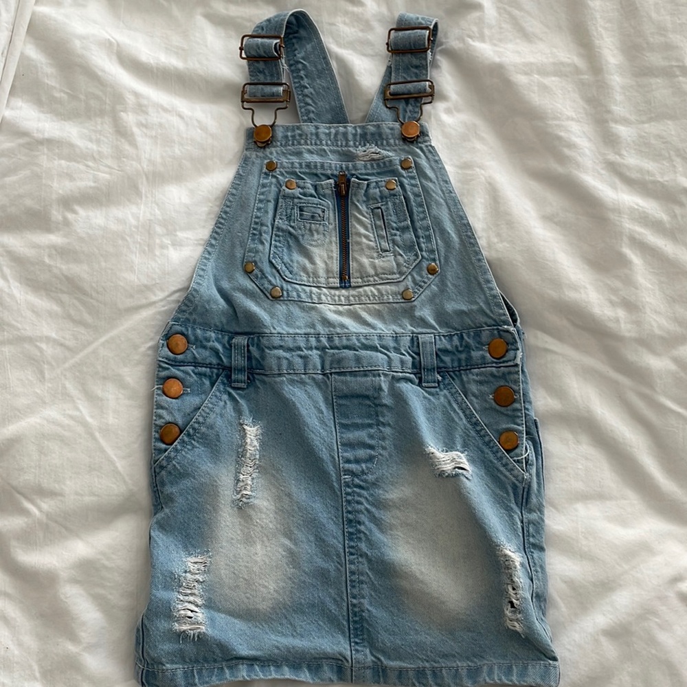 Little girls size 6 overall skirt.